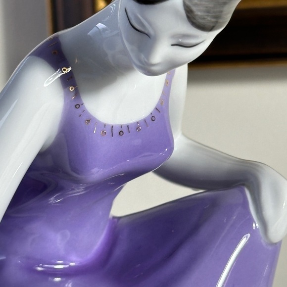Vintage Hollohaza Hungarian Porcelain Lady In Violet Dress - Picture 4 of 12